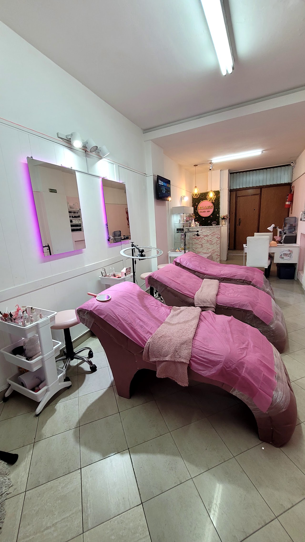 Interior de Ellen Beauty Spa en Flores, Buenos Aires con camilla elegante y tocador de diseño