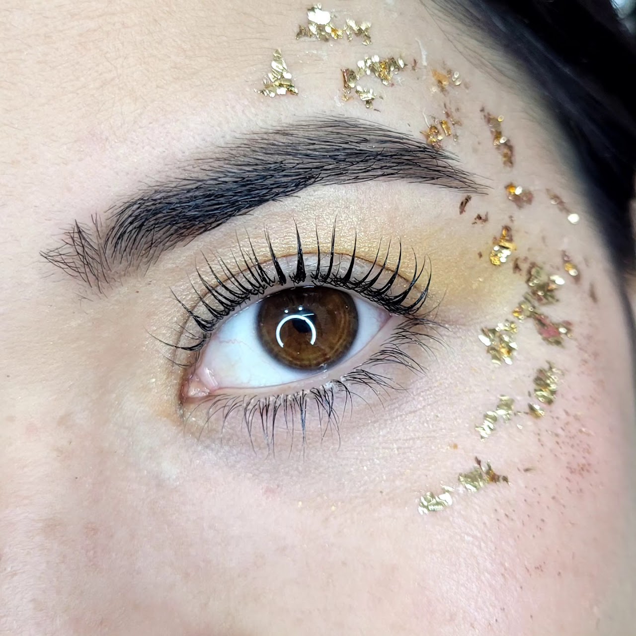 Resultado natural de lifting de pestañas y laminado de cejas profesional